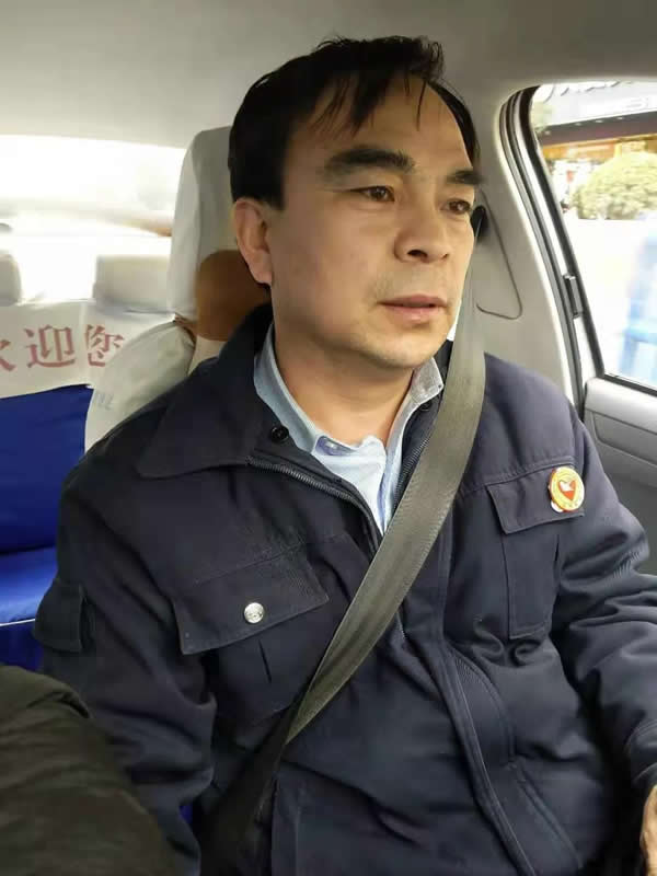 【拾金不昧】為隴運(yùn)集團(tuán)潤(rùn)祥出租車公司駕駛員“王劉德”點(diǎn)贊??！