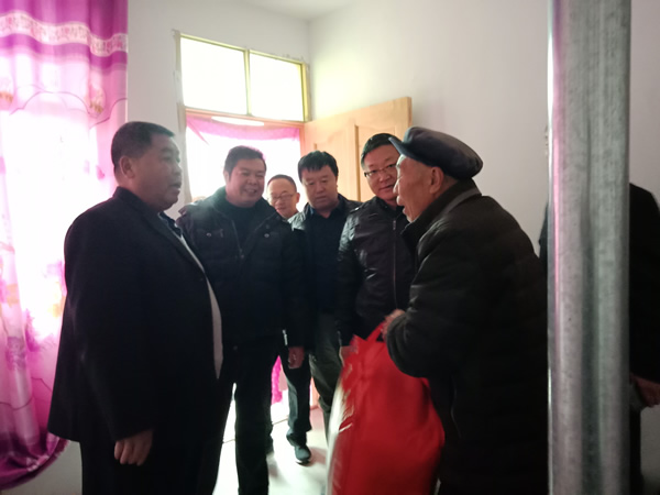 隴運(yùn)集團(tuán)公司開(kāi)展“解難題、辦實(shí)事、送溫暖”主題黨日活動(dòng)