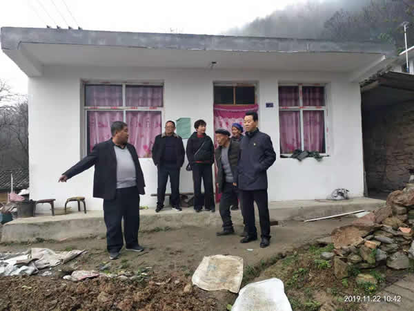 隴運(yùn)集團(tuán)公司開(kāi)展“解難題、辦實(shí)事、送溫暖”主題黨日活動(dòng)