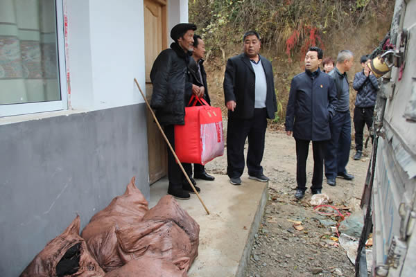 隴運(yùn)集團(tuán)公司開(kāi)展“解難題、辦實(shí)事、送溫暖”主題黨日活動(dòng)